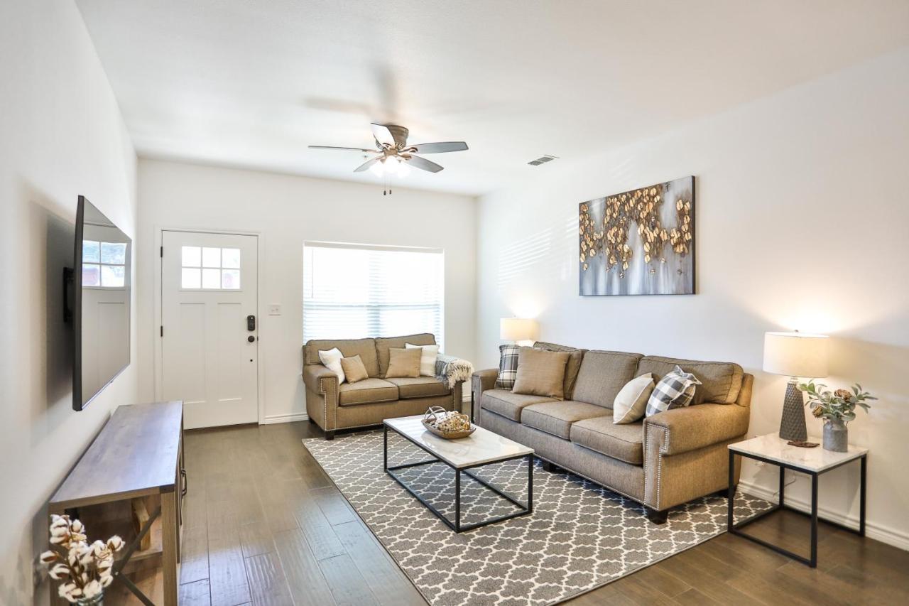 Hill Country Haven A Modern Rustic - 2 Bedroom 2 Bathroom Townhouse Off Main Street Fredericksburg Ngoại thất bức ảnh