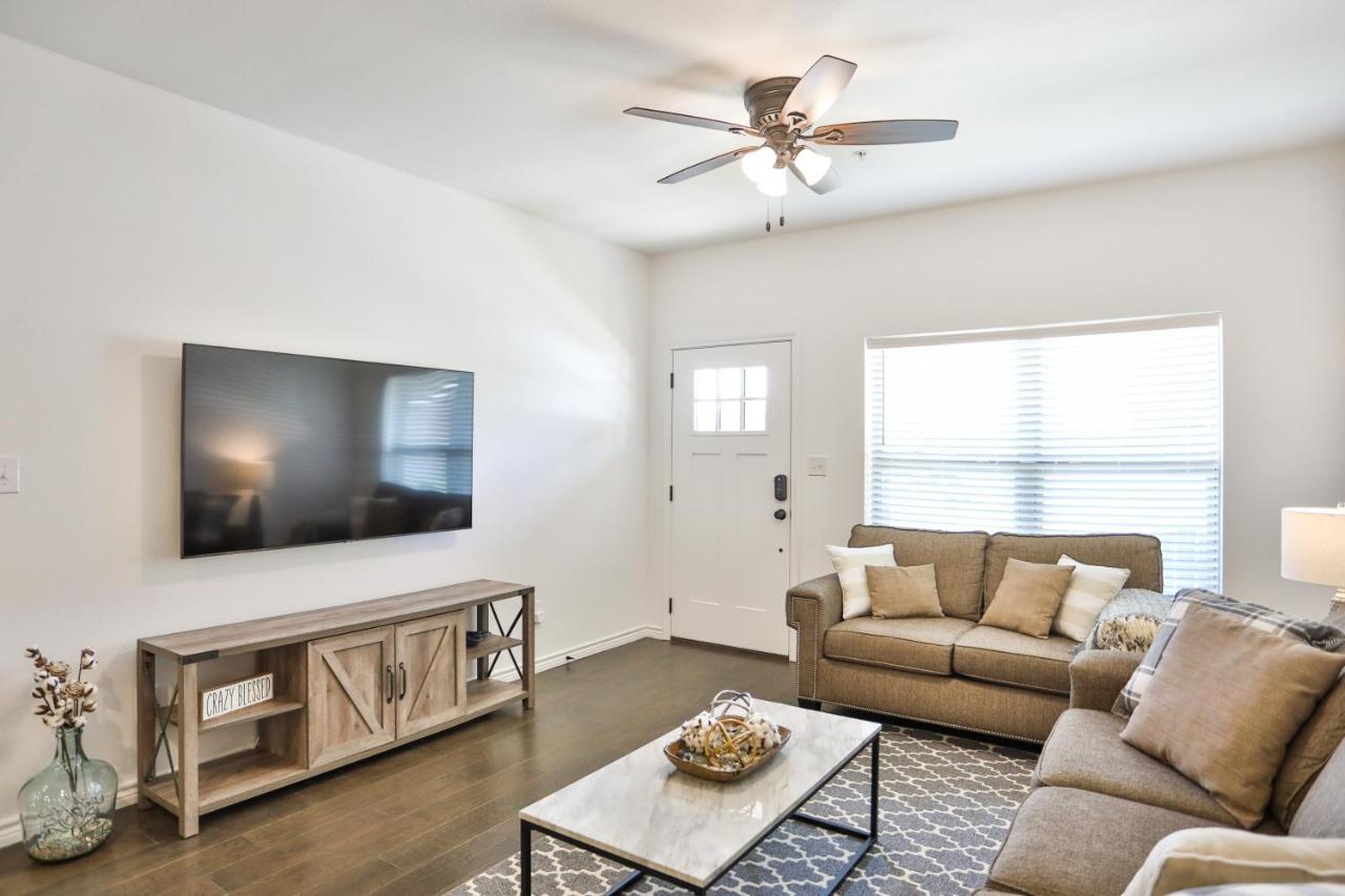 Hill Country Haven A Modern Rustic - 2 Bedroom 2 Bathroom Townhouse Off Main Street Fredericksburg Ngoại thất bức ảnh