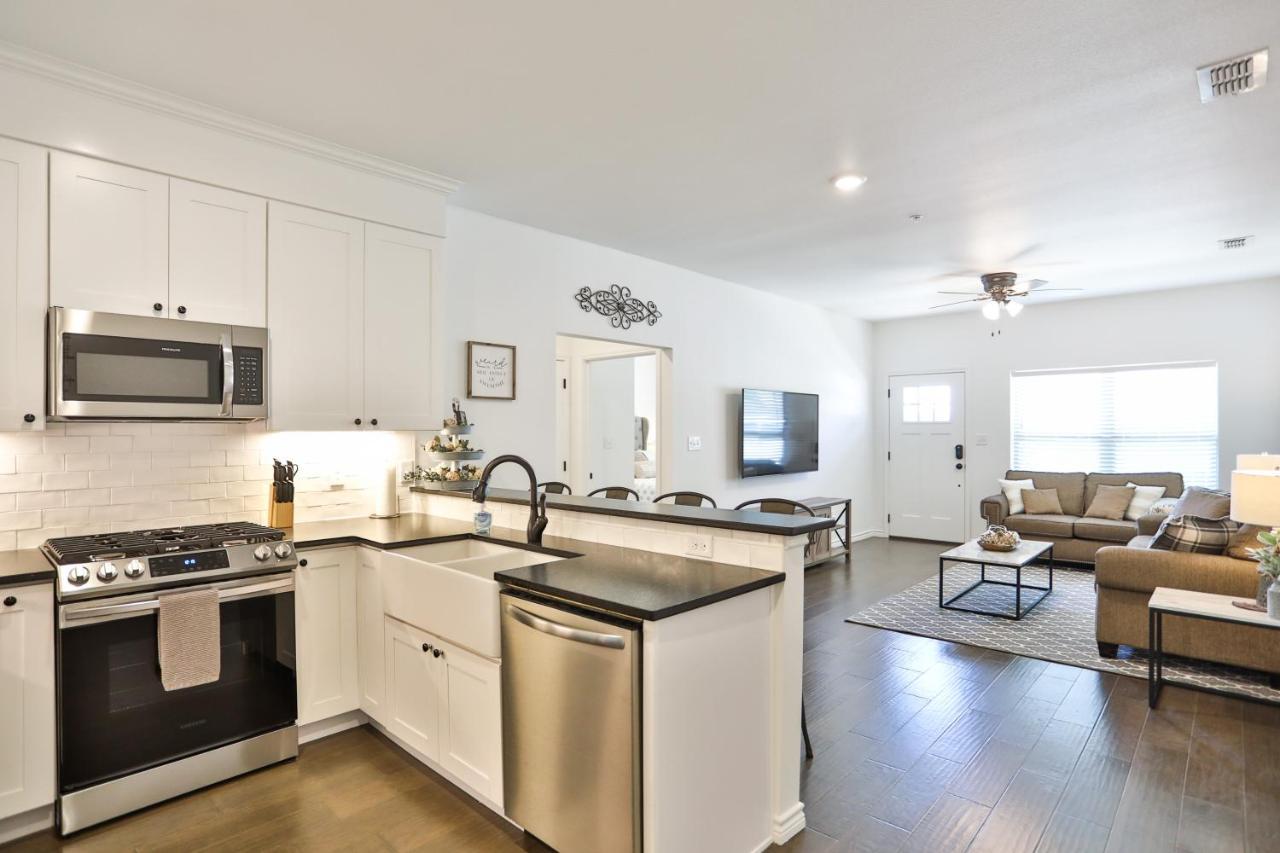 Hill Country Haven A Modern Rustic - 2 Bedroom 2 Bathroom Townhouse Off Main Street Fredericksburg Ngoại thất bức ảnh